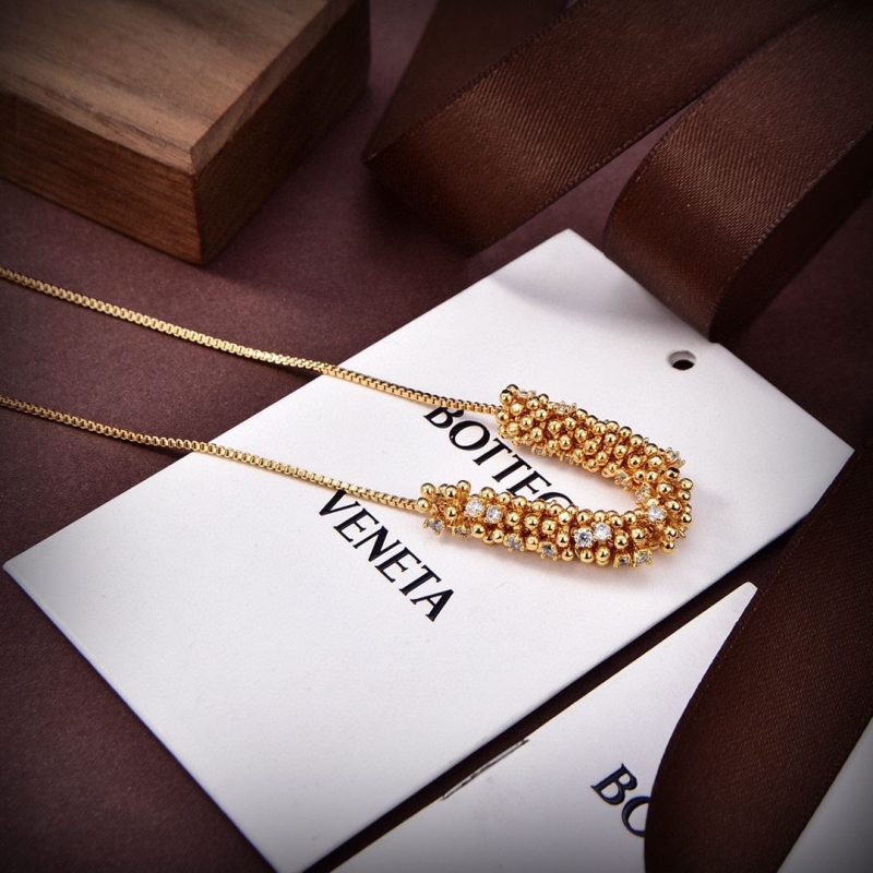 Bo*te*ga venenta necklaces